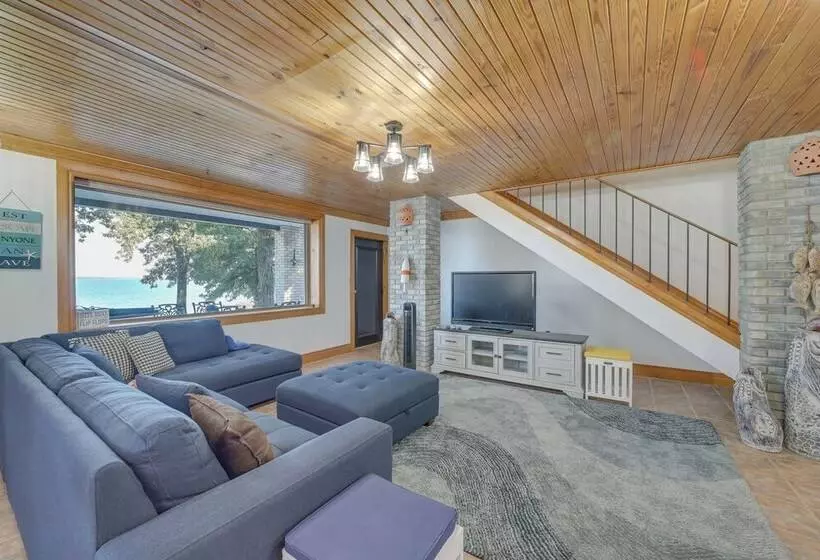 Lakefront Eufaula Escape W/ Dock + Private Beach!