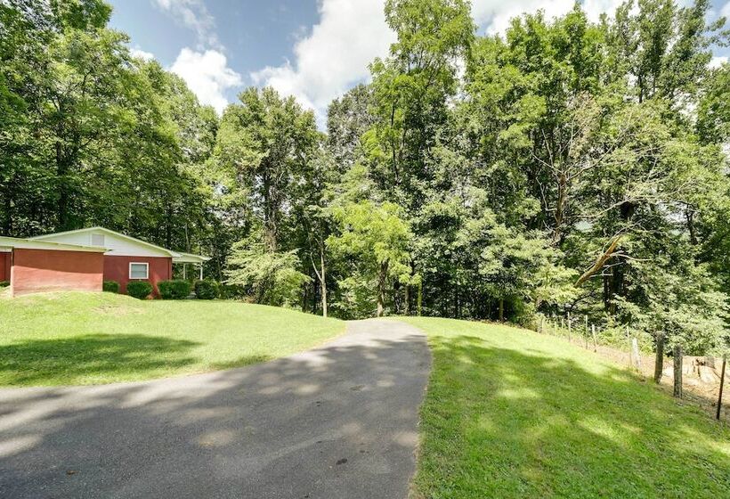 Maggie Valley Cottage Near Festival Grounds!