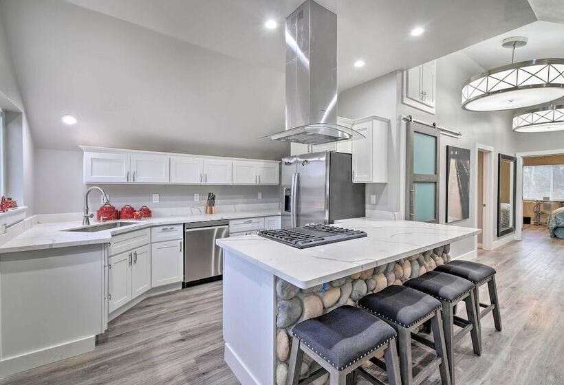 Modern Edgewood Home Near Tacoma W/ Deck!