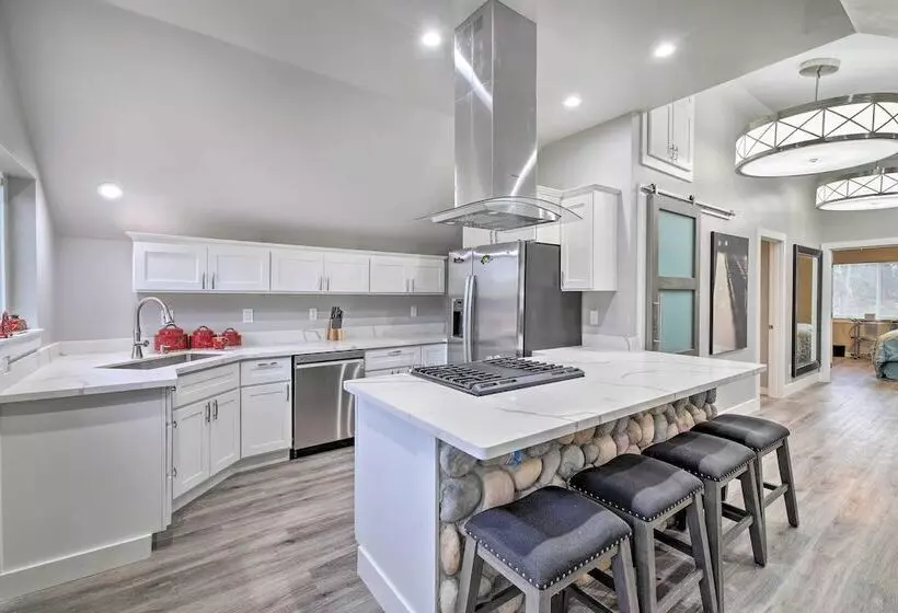 Modern Edgewood Home Near Tacoma W/ Deck!