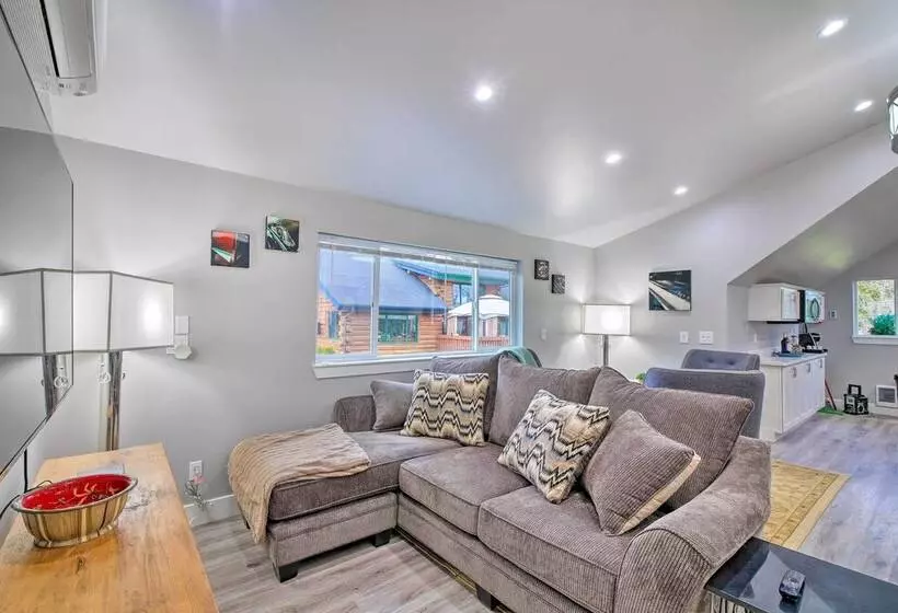 Modern Edgewood Home Near Tacoma W/ Deck!