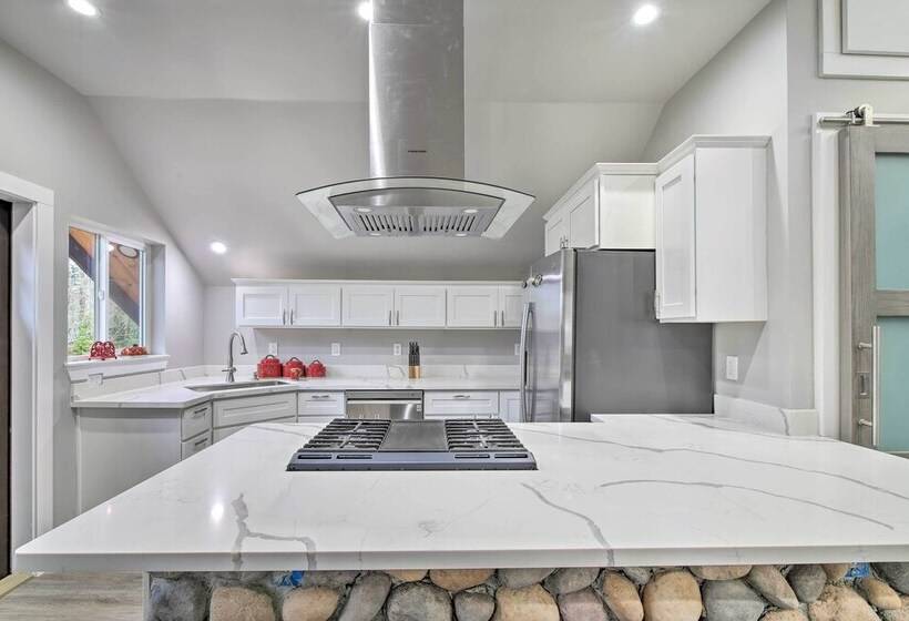 Modern Edgewood Home Near Tacoma W/ Deck!