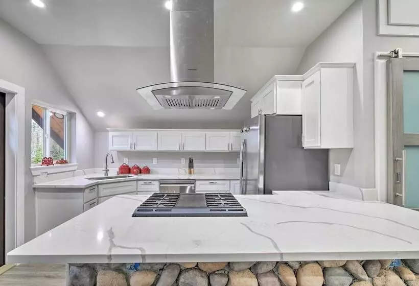 Modern Edgewood Home Near Tacoma W/ Deck!