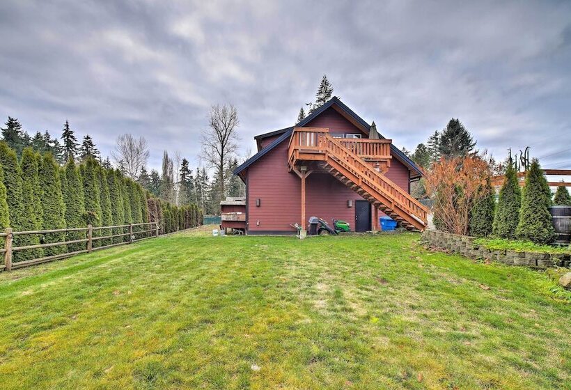 Modern Edgewood Home Near Tacoma W/ Deck!