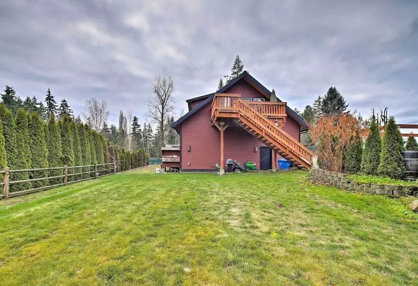 Modern Edgewood Home Near Tacoma W/ Deck!