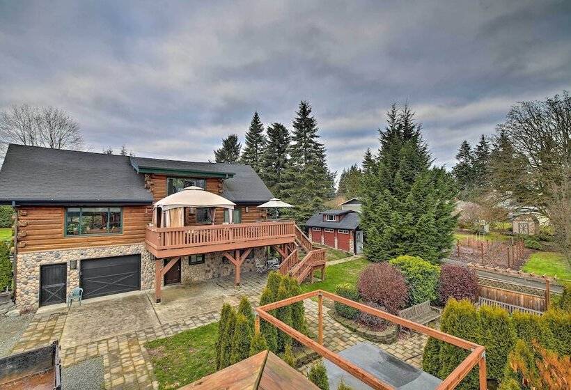 Modern Edgewood Home Near Tacoma W/ Deck!