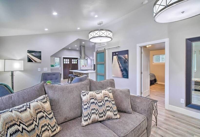 Modern Edgewood Home Near Tacoma W/ Deck!