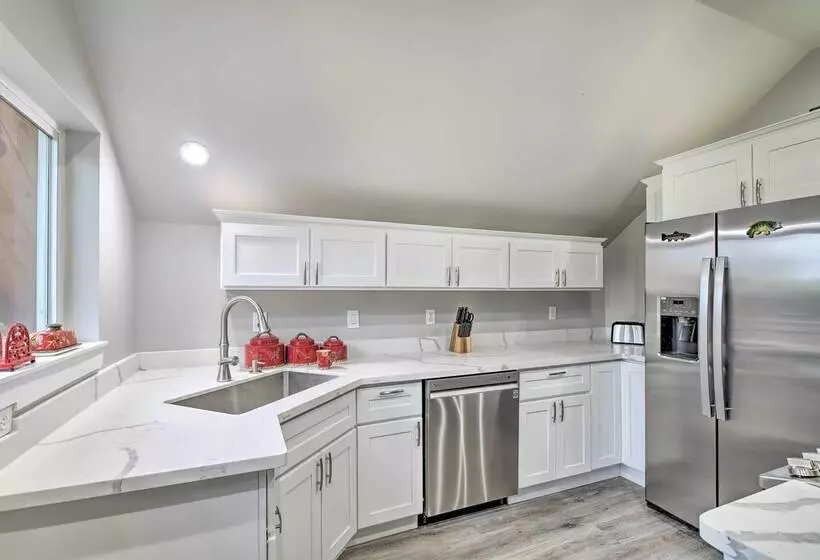 Modern Edgewood Home Near Tacoma W/ Deck!