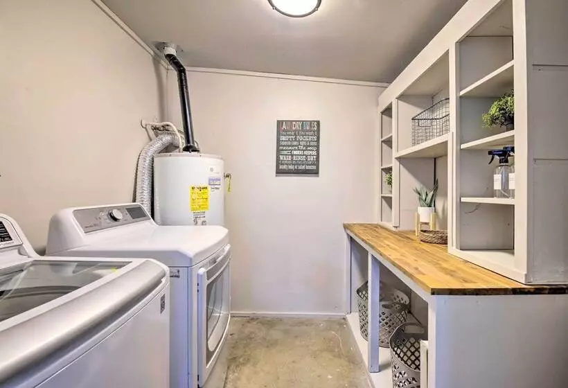 Pet Friendly Peoria Home: Patio, Grill & Foosball!