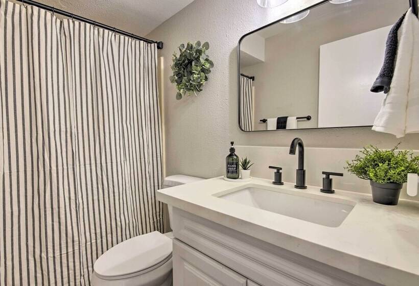 Pet Friendly Peoria Home: Patio, Grill & Foosball!