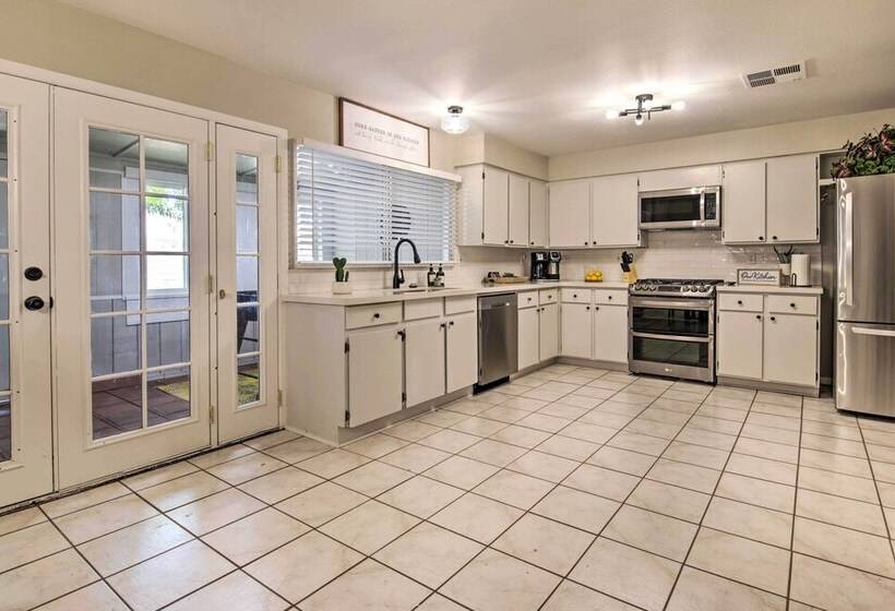 Pet Friendly Peoria Home: Patio, Grill & Foosball!