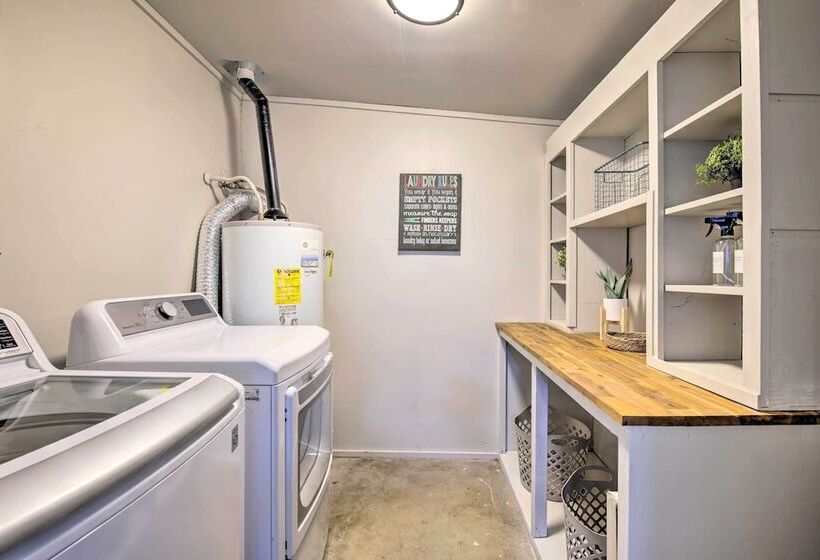 Pet Friendly Peoria Home: Patio, Grill & Foosball!