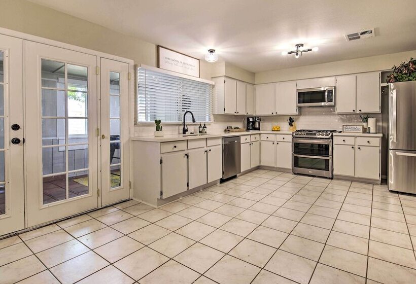 Pet Friendly Peoria Home: Patio, Grill & Foosball!