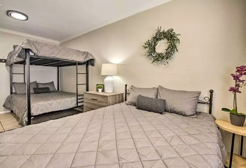 Pet Friendly Peoria Home: Patio, Grill & Foosball!