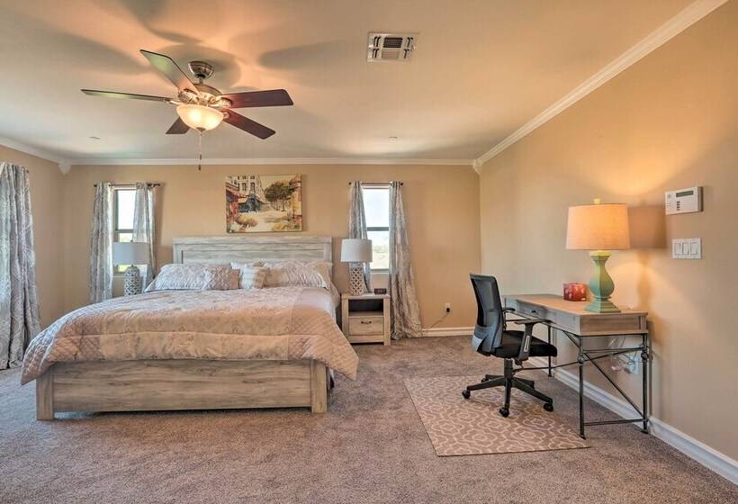 Modern Tucson Home W/ Patio + Saltwater Pool!