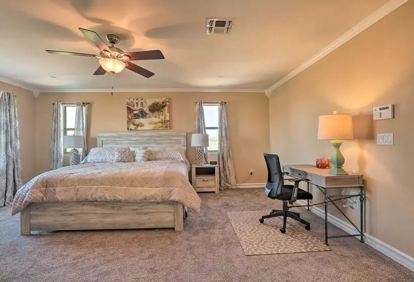 Modern Tucson Home W/ Patio + Saltwater Pool!