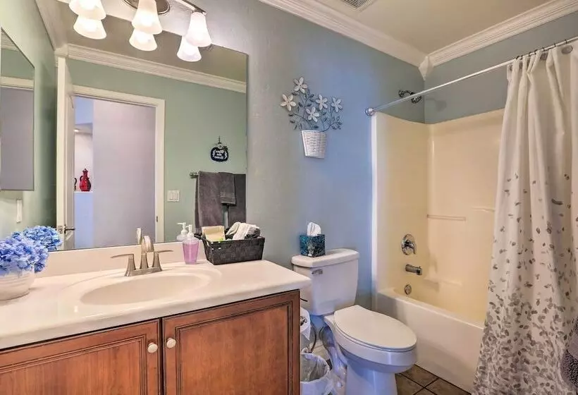 Modern Tucson Home W/ Patio + Saltwater Pool!