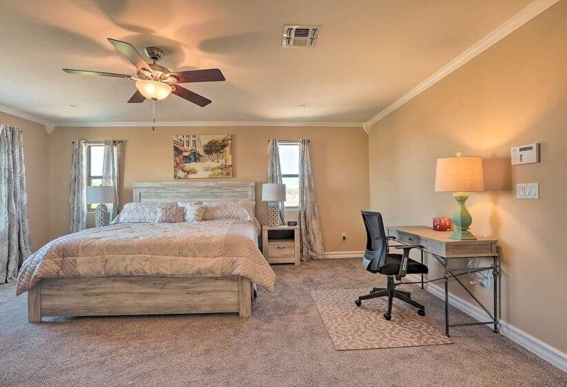 Modern Tucson Home W/ Patio + Saltwater Pool!