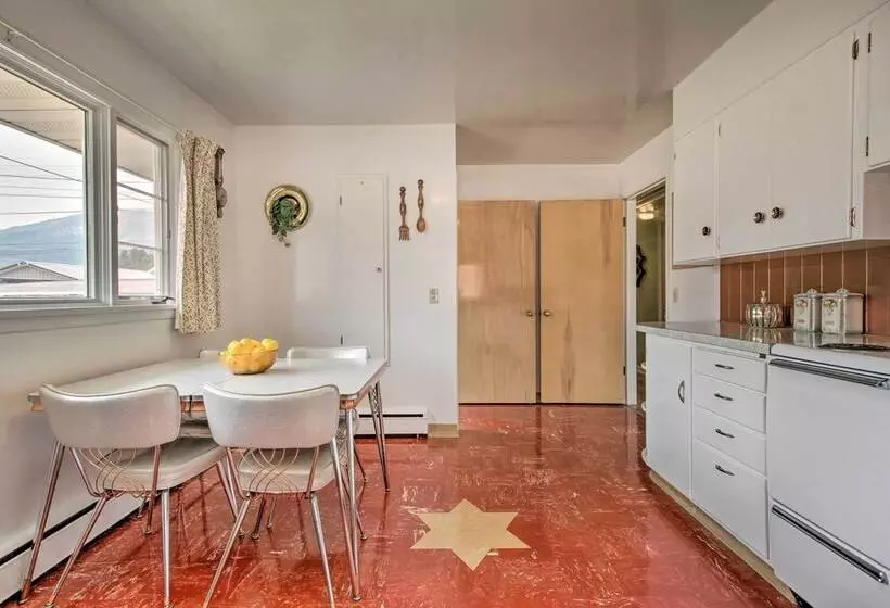 Nostalgic & Retro Anaconda Home, Walk To Town