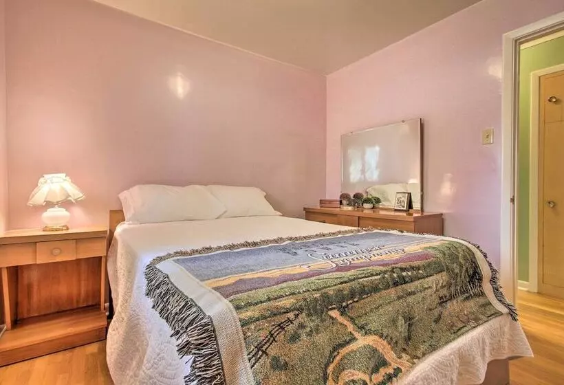 Nostalgic & Retro Anaconda Home, Walk To Town