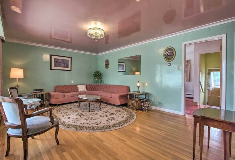 Nostalgic & Retro Anaconda Home, Walk To Town