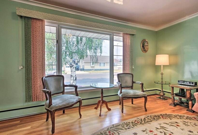 Nostalgic & Retro Anaconda Home, Walk To Town