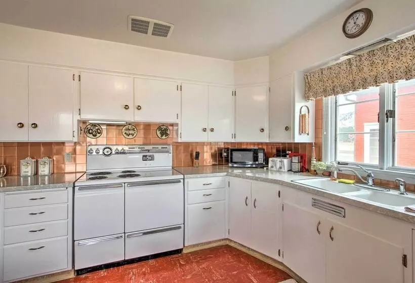 Nostalgic & Retro Anaconda Home, Walk To Town