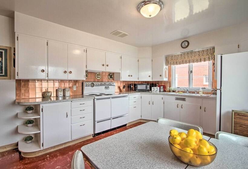 Nostalgic & Retro Anaconda Home, Walk To Town