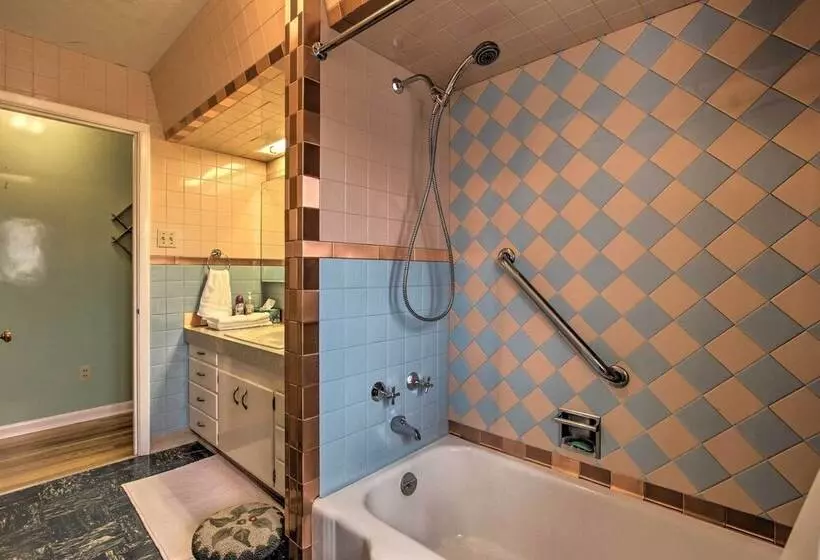 Nostalgic & Retro Anaconda Home, Walk To Town