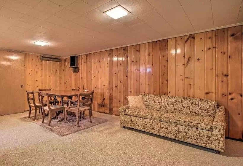 Nostalgic & Retro Anaconda Home, Walk To Town