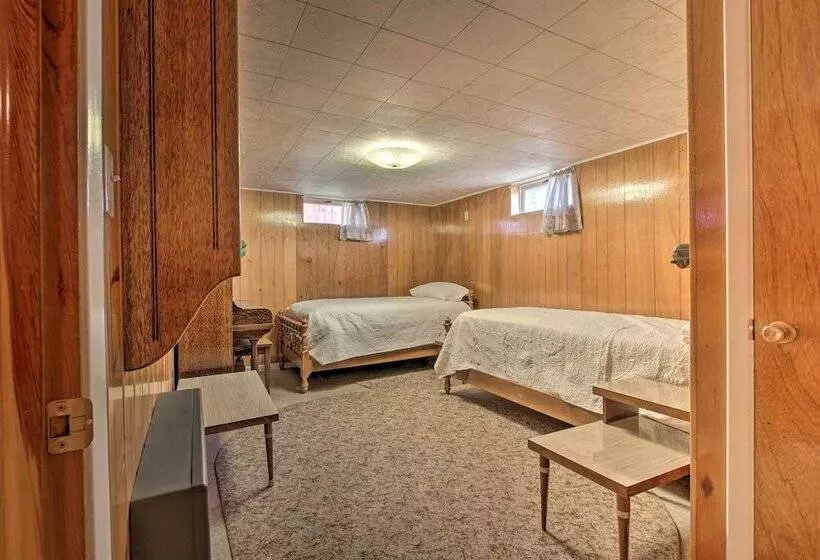 Nostalgic & Retro Anaconda Home, Walk To Town