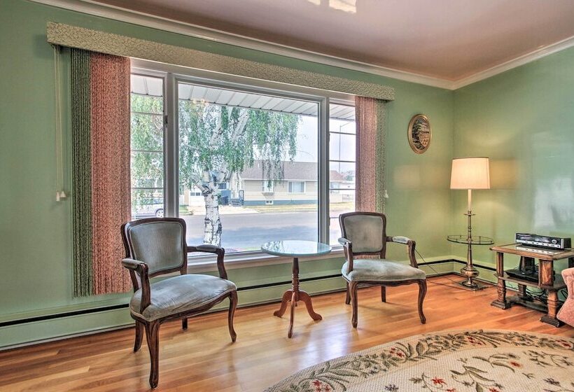 Nostalgic & Retro Anaconda Home, Walk To Town