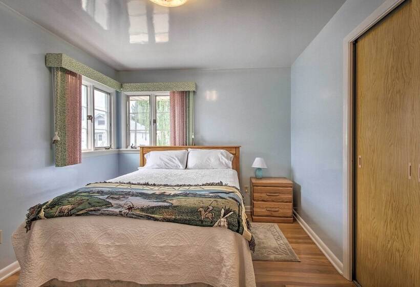 Nostalgic & Retro Anaconda Home, Walk To Town