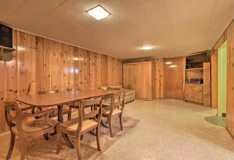 Nostalgic & Retro Anaconda Home, Walk To Town