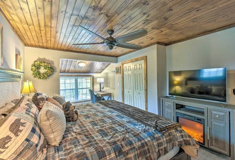 Otto Home W/ Fire Pit, Tree House & Hot Tub!