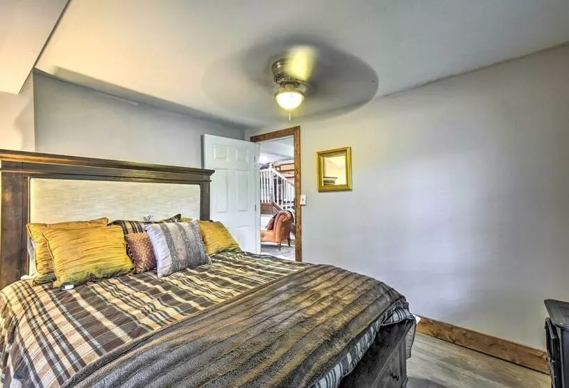 Otto Home W/ Fire Pit, Tree House & Hot Tub!