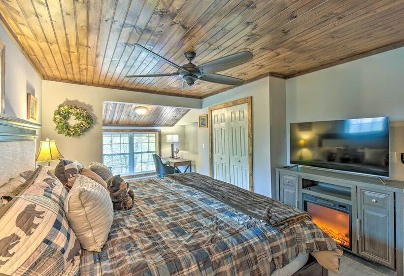 Otto Home W/ Fire Pit, Tree House & Hot Tub!