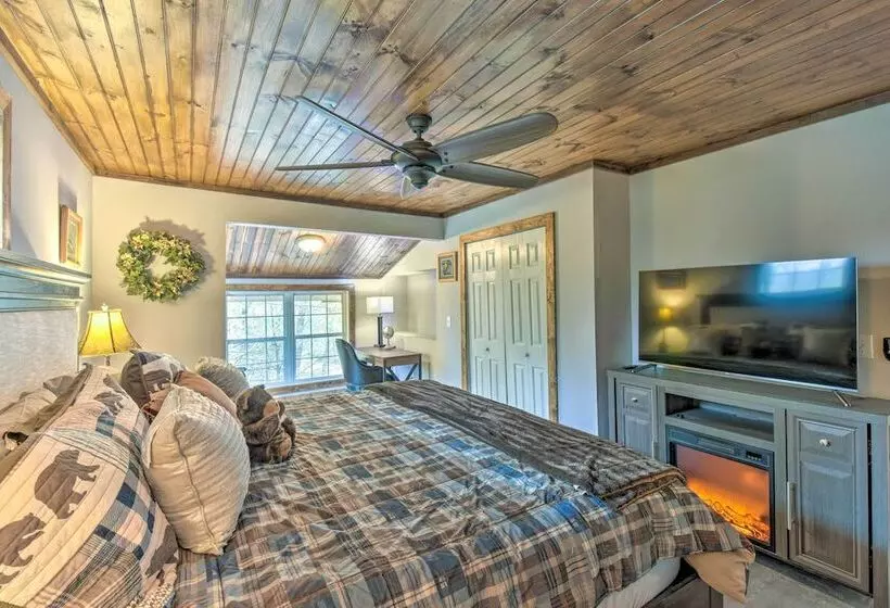 Otto Home W/ Fire Pit, Tree House & Hot Tub!