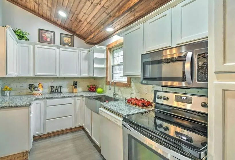 Otto Home W/ Fire Pit, Tree House & Hot Tub!