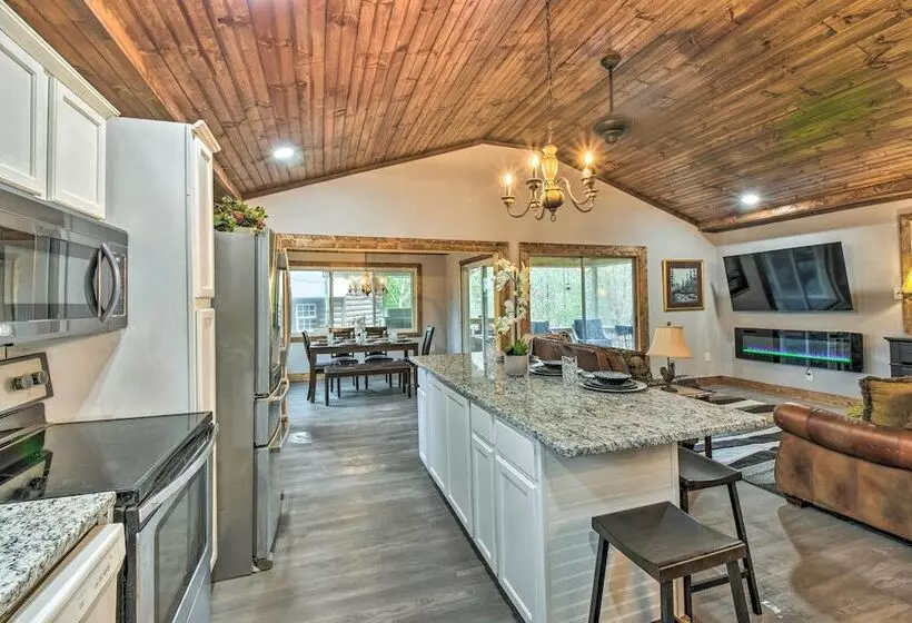 Otto Home W/ Fire Pit, Tree House & Hot Tub!