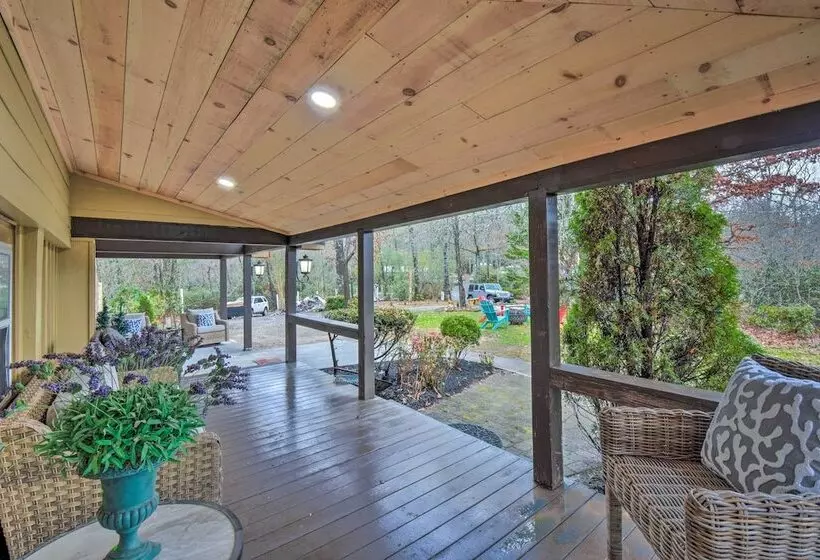 Otto Home W/ Fire Pit, Tree House & Hot Tub!