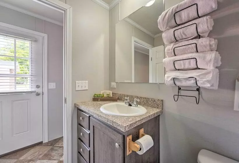 Pet Friendly Cassoplis Cabin, Close To Parks!