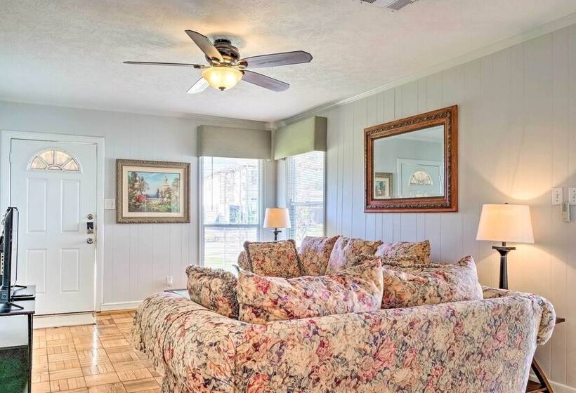 Pet Friendly Home W/ Patio 3 Mi To Houston Zoo!