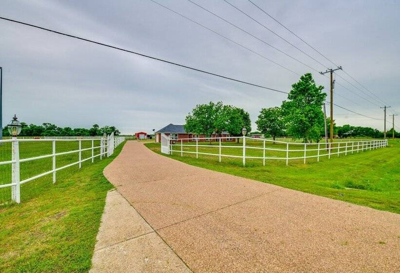Large Yard: Pet Friendly Waxahachie Vacation Home!