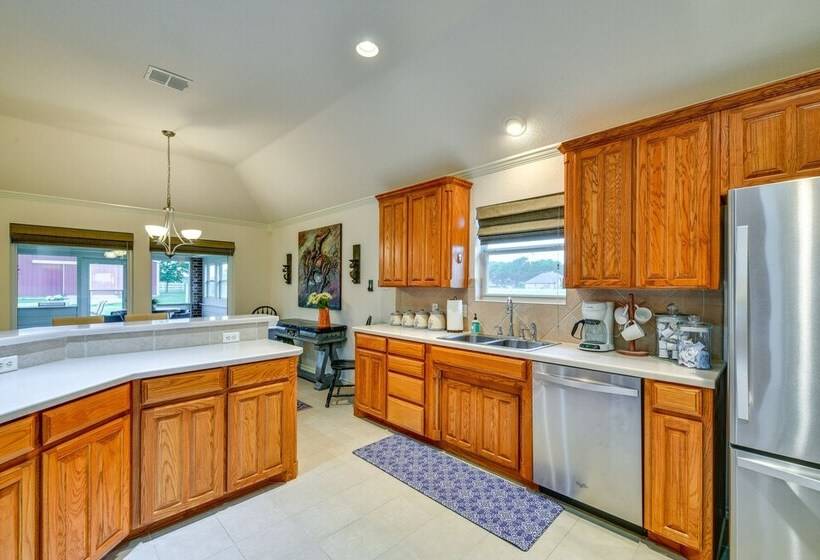 Large Yard: Pet Friendly Waxahachie Vacation Home!