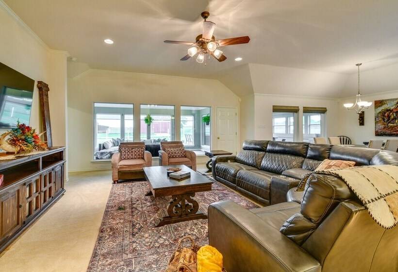 Large Yard: Pet Friendly Waxahachie Vacation Home!