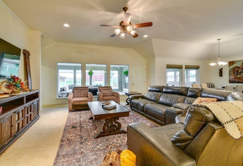 Large Yard: Pet Friendly Waxahachie Vacation Home!