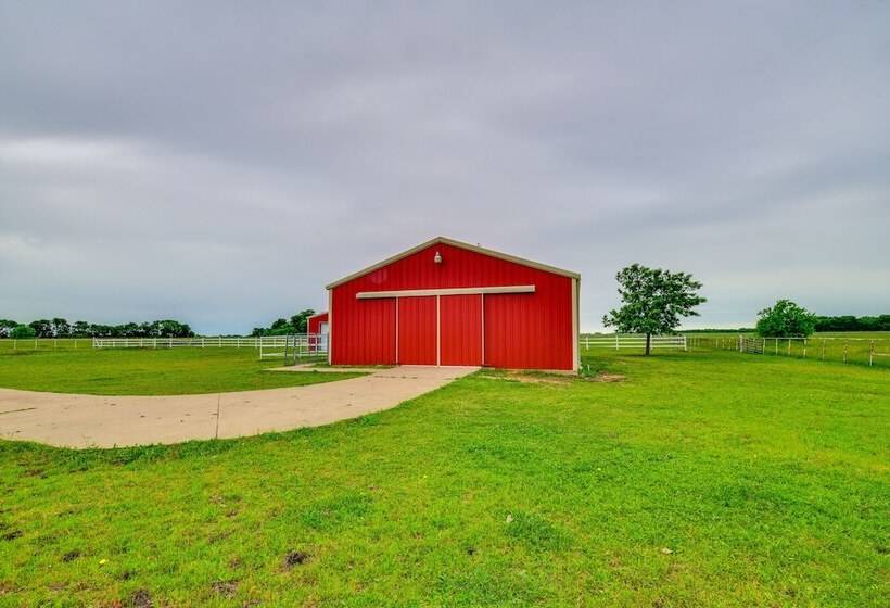 Large Yard: Pet Friendly Waxahachie Vacation Home!
