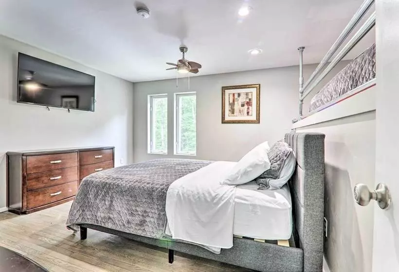 Game Room, Pool & Hot Tub: Poconos Paradise