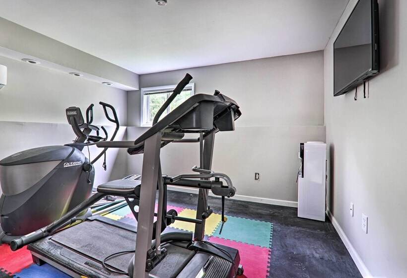 Game Room, Pool & Hot Tub: Poconos Paradise